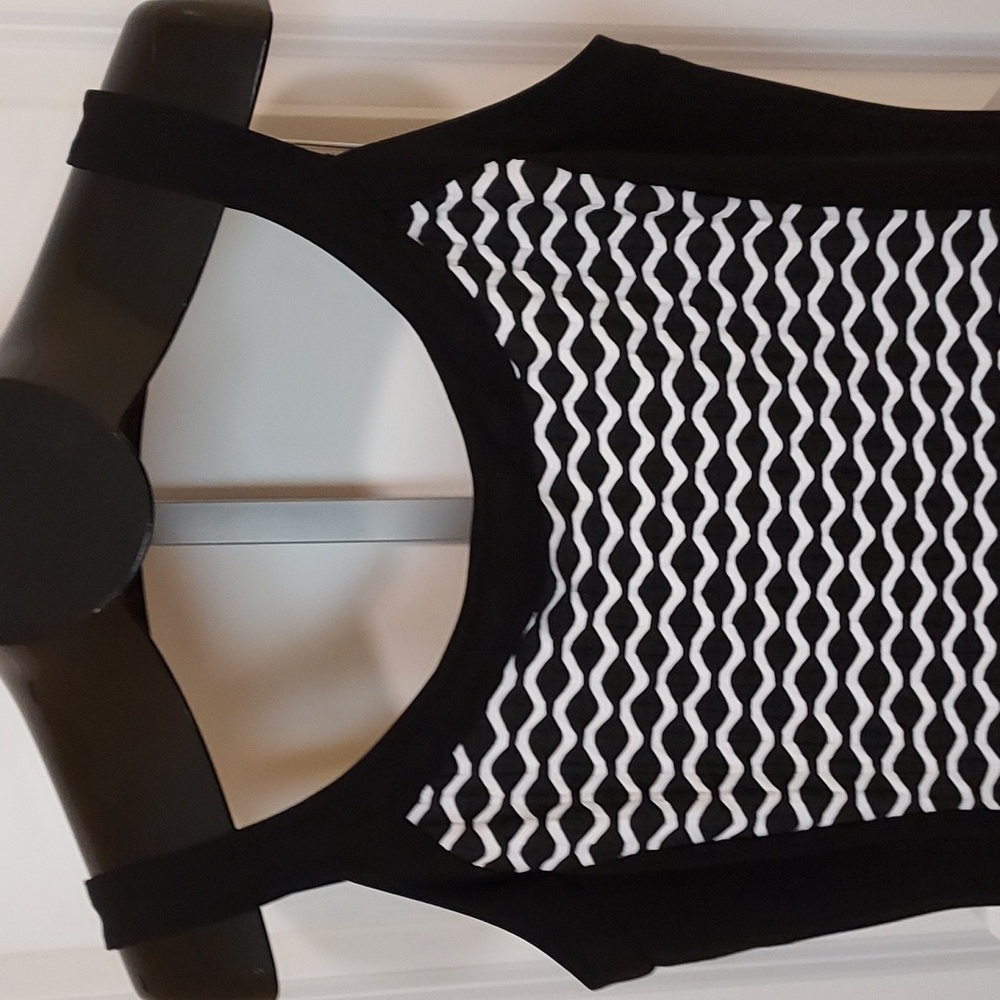 *R & M Richards Petite Black & White Geometric Wave Pattern Wide Strap Dress 14